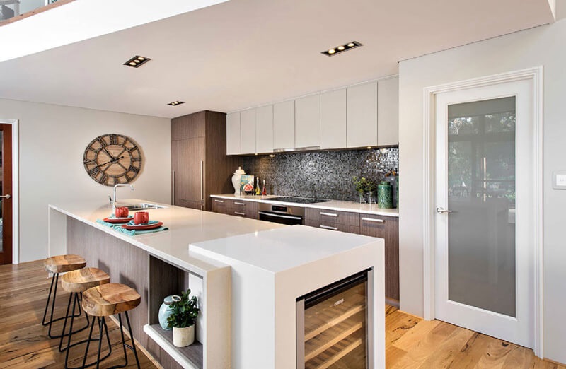 Vũ Kim Gia chuyên thiết kế nội thất phòng bếp đẹp, ấm cúng, sang trọng 4 Mau tu bep co thiet ke quay bar dep voi tone mau trang 01 68 44 TuanLinh 1